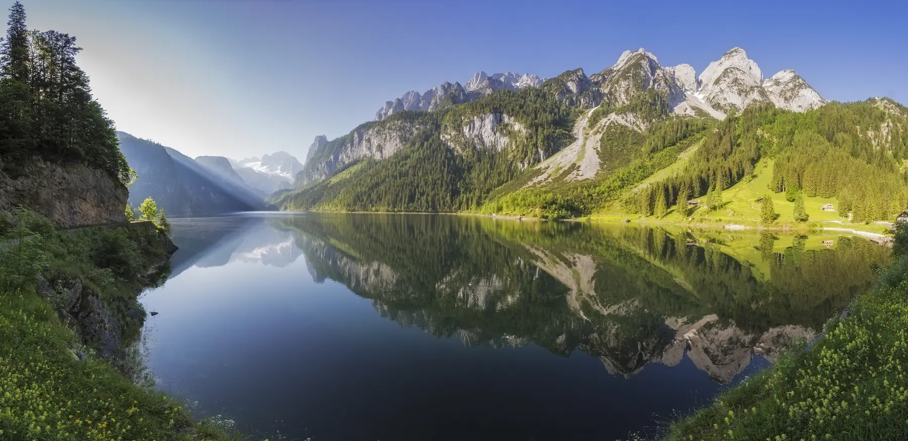 Der Gosausee mit dem Dachsteinmassiv, das sich im Wasser spiegelt