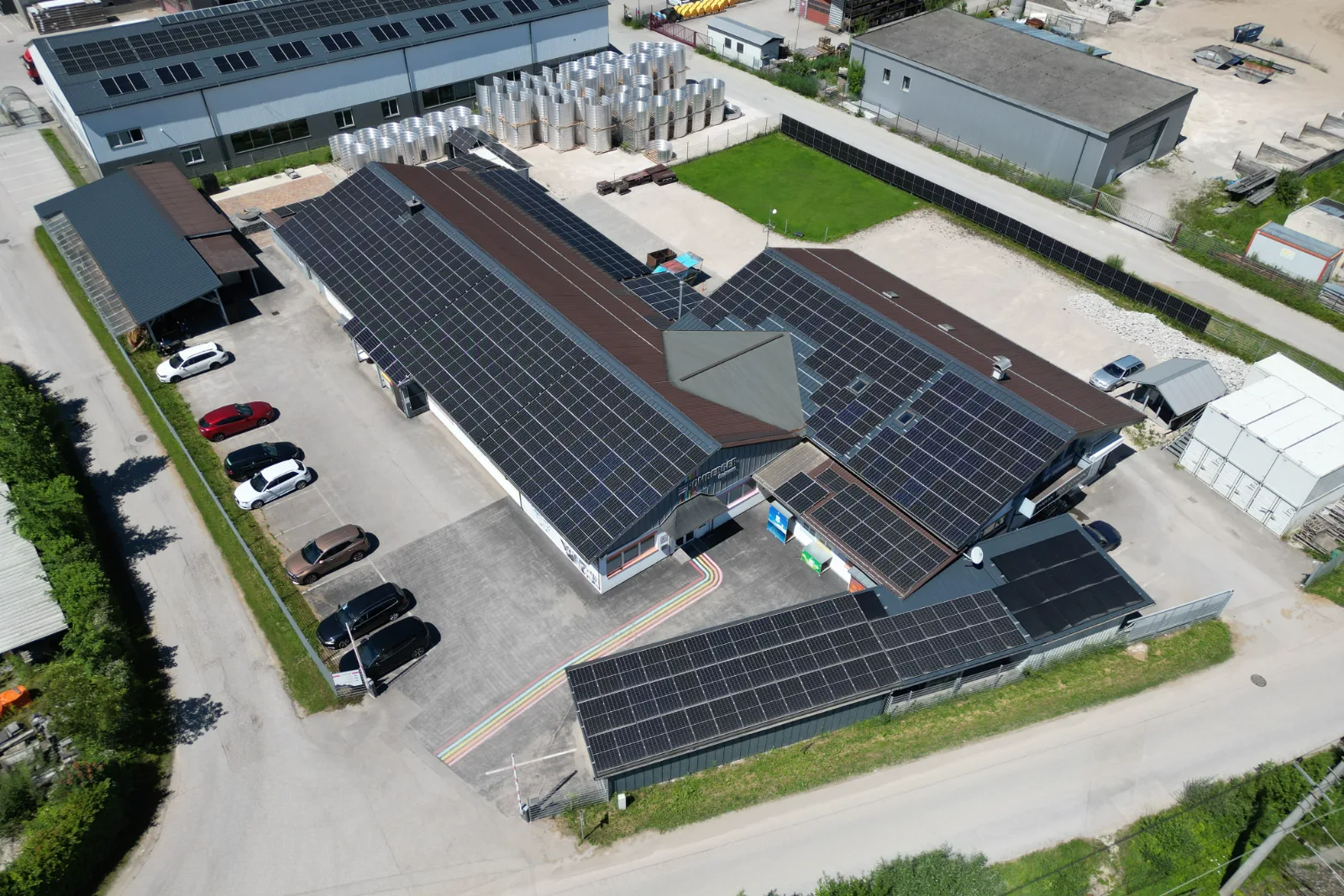 Luftbild des Firmengeländes in Bad Goisern mit Photovoltaikanlagen auf den Dächern